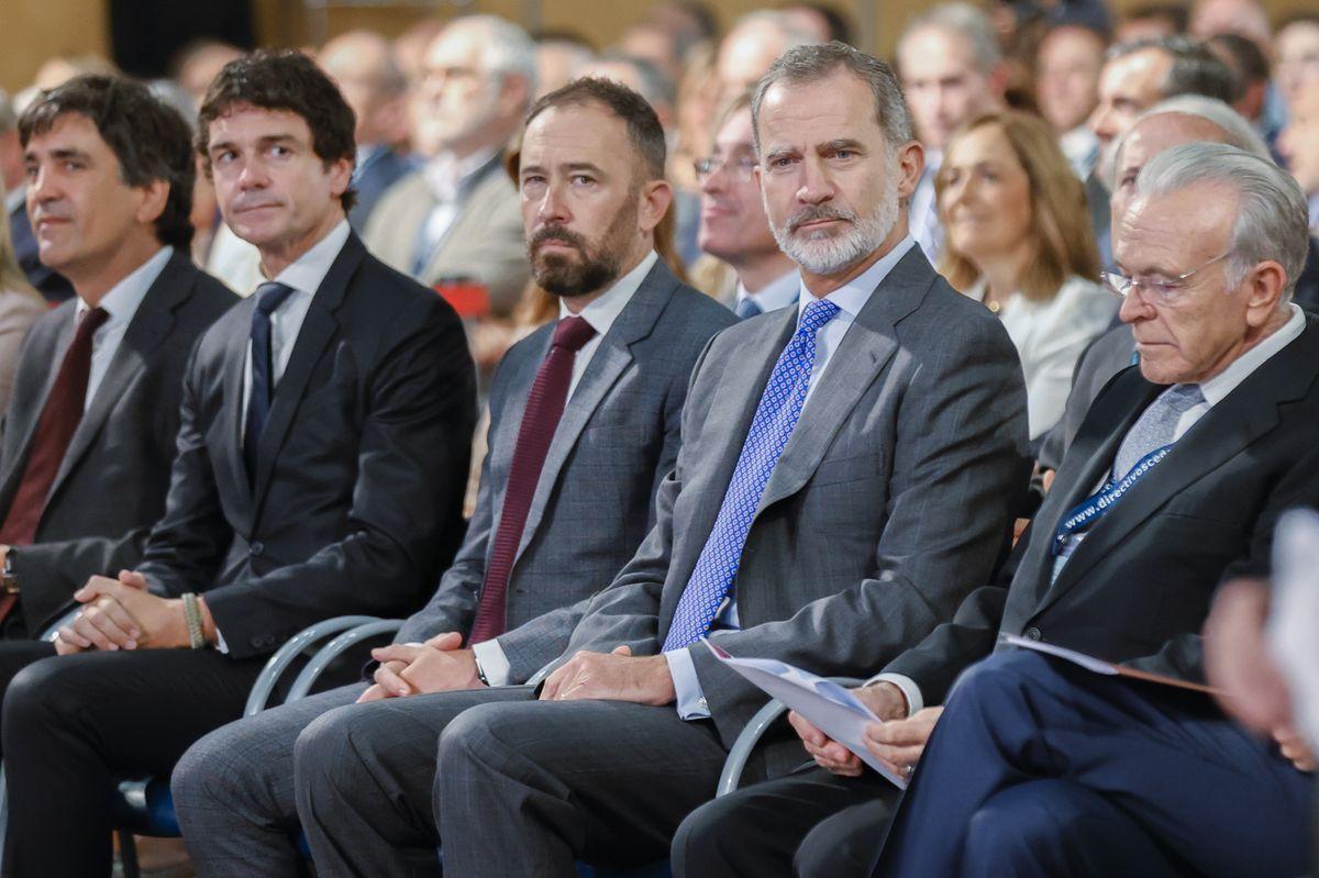 El presidente de la Fundación La Caixa, Isidre Fainé, junto al Rey, en el XXI congreso de CEDE, en Bilbao.