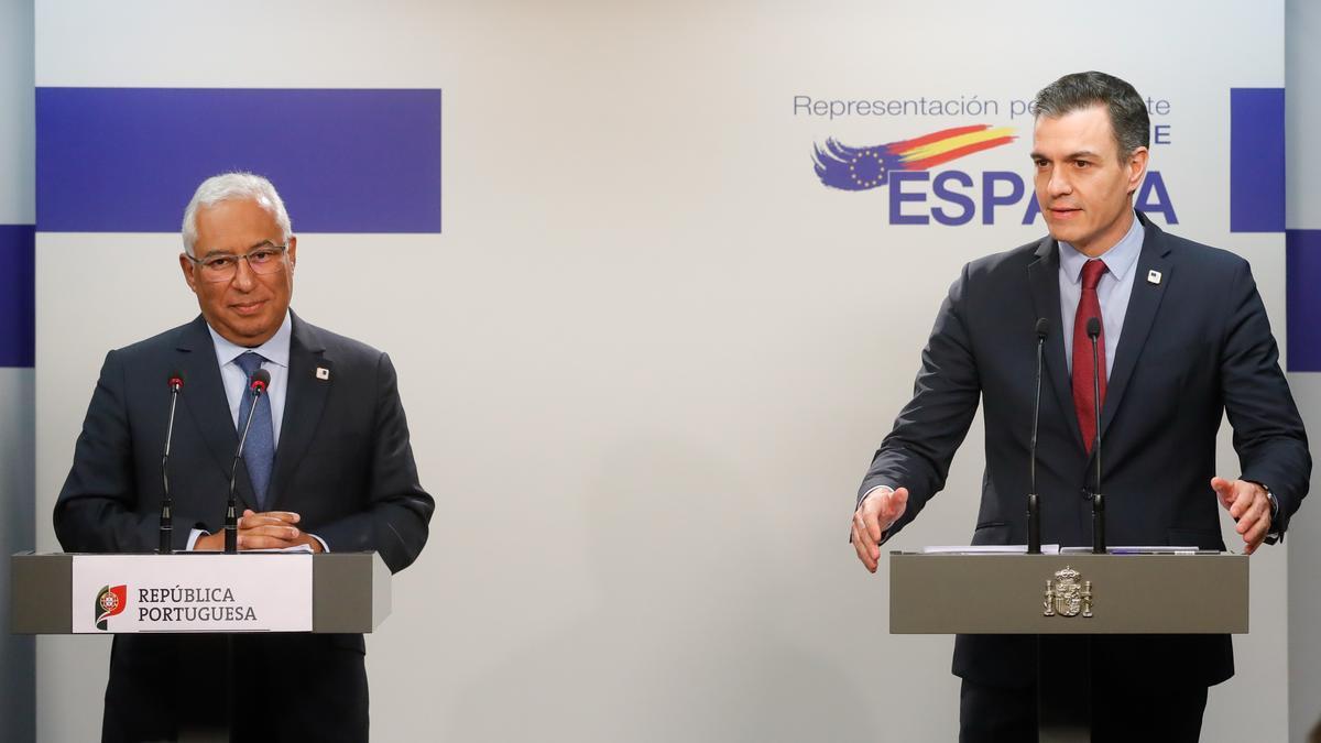El presidente español, Pedro Sánchez, junto al primer ministro portugués, António Costa, en Bruselas.
