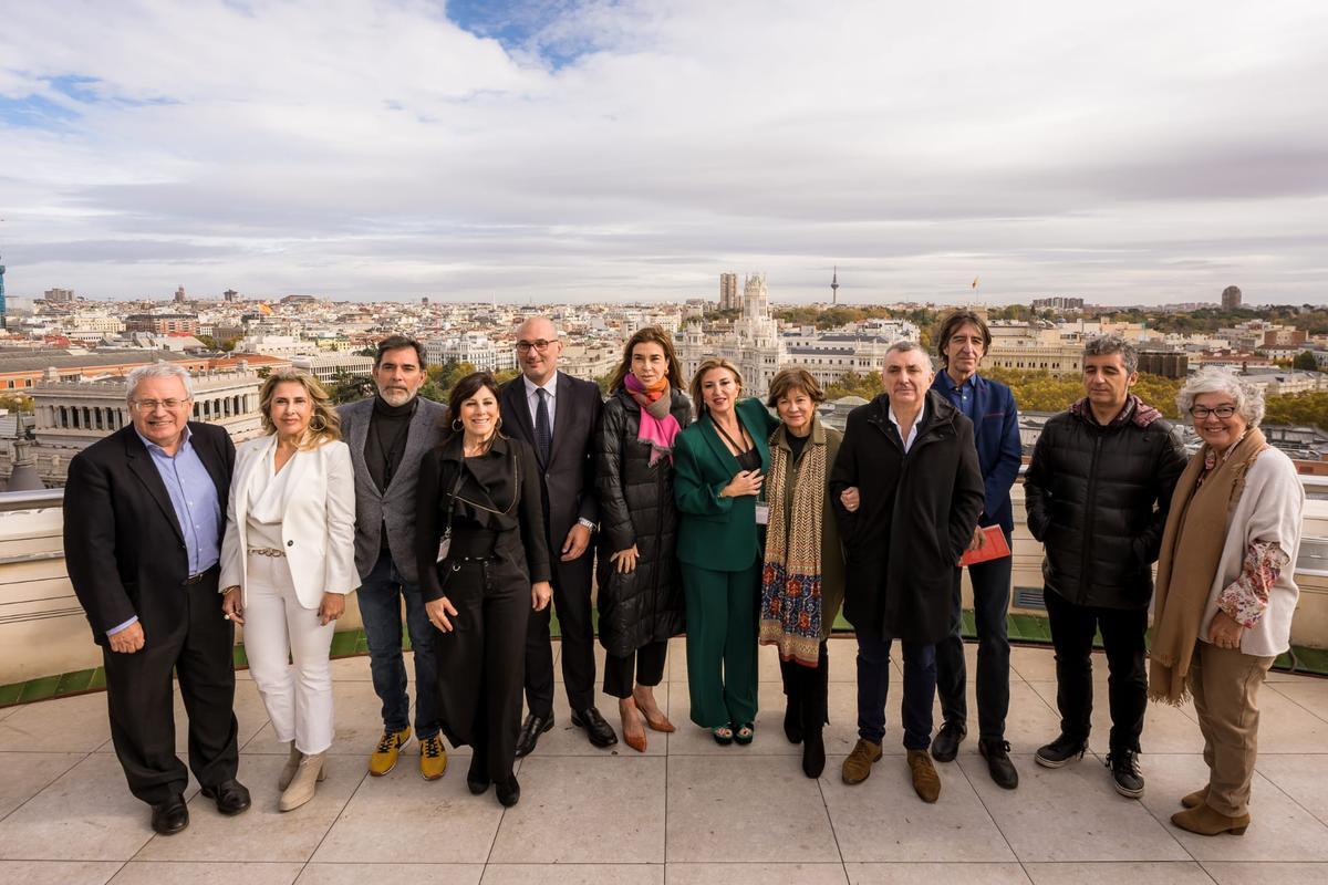 Foto de familia de los participantes en la presentación, en la terraza del Círculo de Bellas Artes de Madrid
