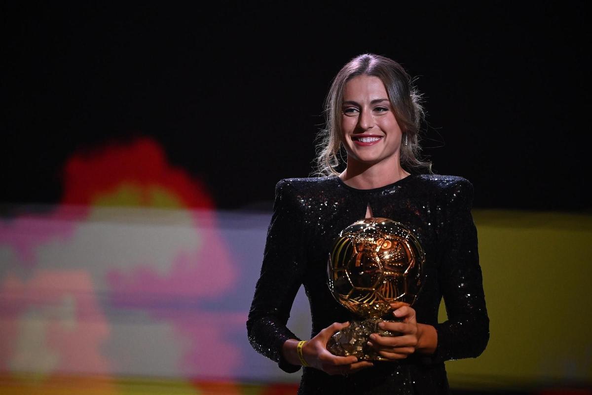 Alexia Putellas regresa a la concentración de la selección con el Balón de Oro en sus manos