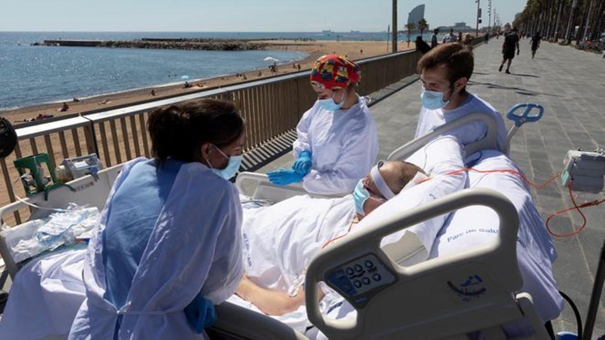 El Hospital del Mar saca a ver el mar a un paciente que estuvo 52 días en la uci, el 4 de septiembre de 2020.