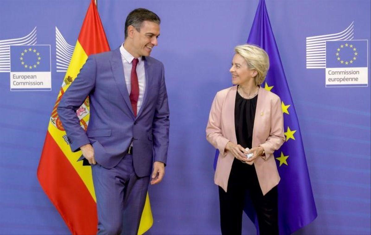 Pedro Sánchez, presidente del Gobierno, junto a Ursula von der Leyen, presidenta de la Comisión Europea. 