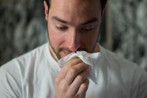Poliposis nasal: qué es y qué síntomas tiene esta patología que empieza a partir de los 40