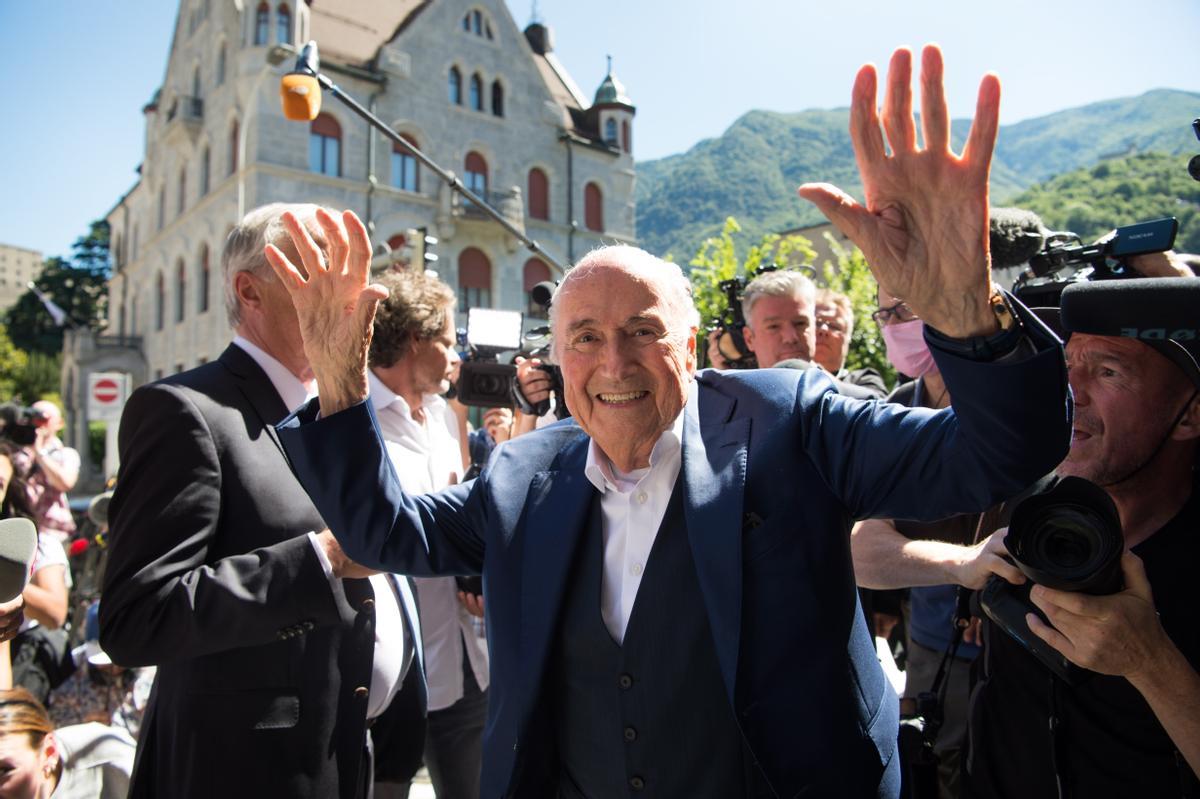 Joseph Blatter, expresidente de la FIFA, a su salida del juicio por corrupción en Suiza.