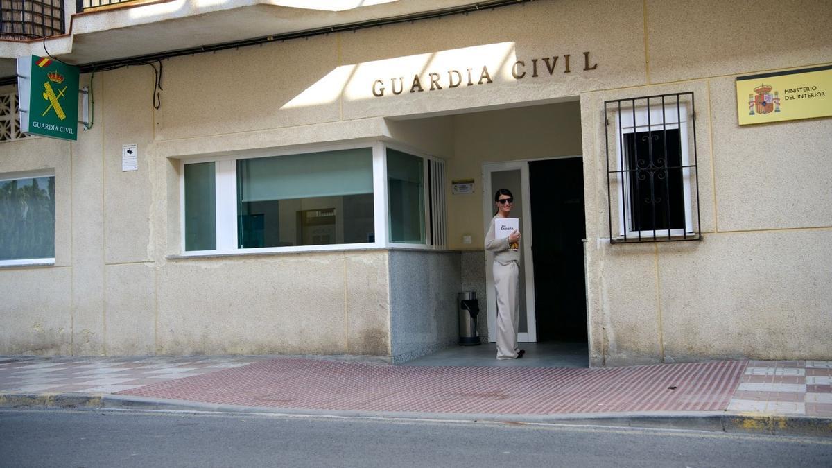 La candidata a la Junta de Andalucía, Macarena Olona, presenta la demanda en la Comandancia de la Guardia Civil.