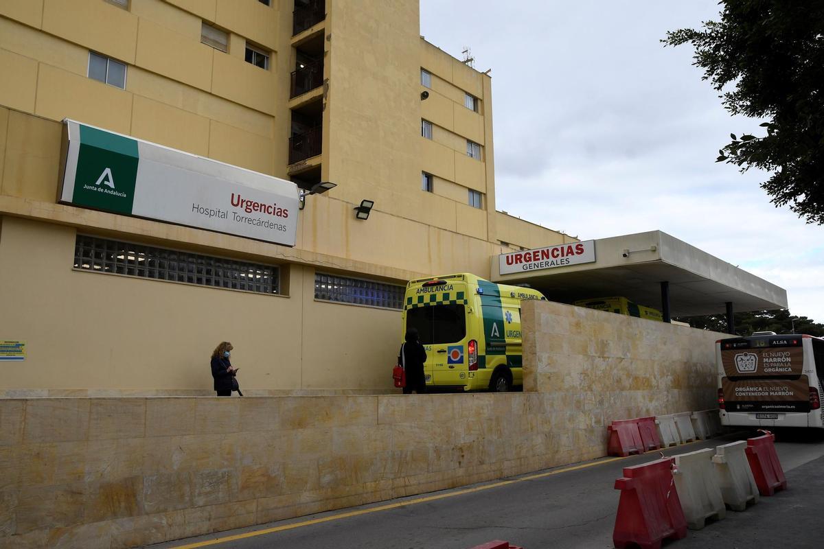 Entrada de Urgencia del Hospital Torrecardenas de Almería, en una imagen de archivo. EFE / Carlos Barba