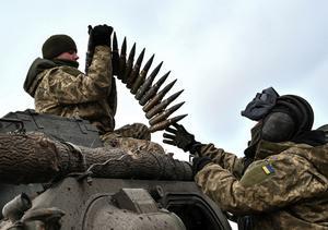 Región de Zaporiyia, Ucrania, 23 de enero de 2023.- Soldados ucranianos cargan munición para defenderse del ataque ruso