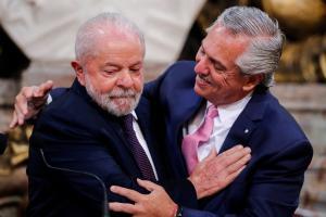 El presidente brasileño, Lula da Silva, saluda a su homólogo argentino, Alberto Fernández, en una reunión bilateral en Buenos Aires.