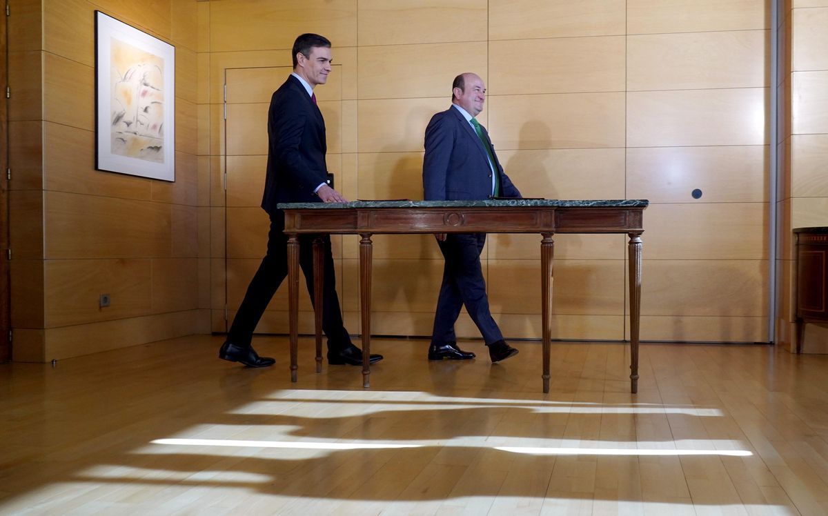 Pedro Sánchez y Andoni Ortuzar, a finales de diciembre de 2019, cuando firmaron el pacto de investidura. Pedro Sánchez y Andoni Ortuzar, a finales de diciembre de 2019, cuando firmaron el pacto de investidura.