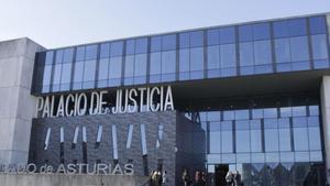 Un acusado de abusar sexualmente de un niño en Gijón: “Solo le di un móvil porque lloraba”