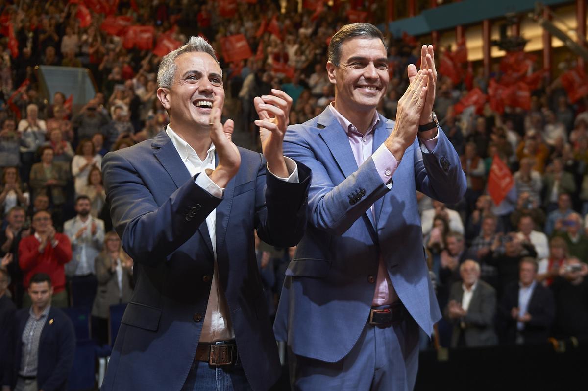 El presidente del Gobierno, Pedro Sánchez, este lunes en Santander, con el vicepresidente y candidato a la presidencia de Cantabria, Pablo Zuloaga. 