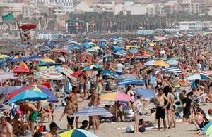 Una playa de la Comunidad Valencia abarrotada de bañistas.