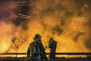 Operarios de las Brigadas de Refuerzo de Incendios Forestales luchan contra las llamas del incendio declarado la primera semana de agosto en Boiro (A Coruña).