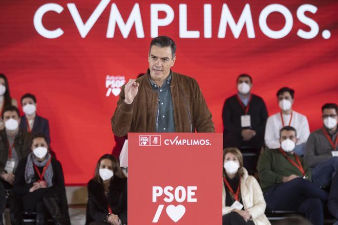 El presidente del Gobierno y secretario general del PSOE, Pedro Sánchez, interviene en un acto del partido socialista en el Recinto Ferial Luis Adaro de Gijón