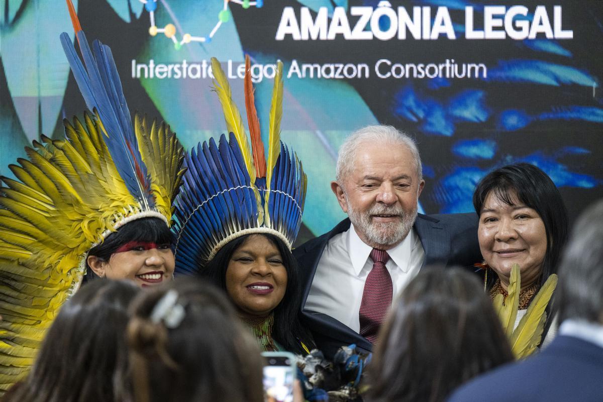 El presidente de Brasil, Luiz Inácio Lula da Silva, posa con mujeres indígenas en la cumbre del clima de Sharm el Sheij, el pasado noviembre.