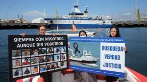 Concentración de las familias de los fallecidos ante el buque oceanográfico ’Vizconde de Eza’, que en junio partió hacia Terranova para una misión científica.
