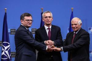 El ministro de Exteriores ucraniano, Dymtro Kuleba, el secretario general de la OTAN, Jens Stoltenberg, y el jefe de la diplomacia europea, Josep Borrell.