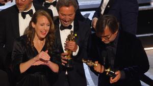 Los productores de ’Coda’ recogen su Oscar a la mejor película.