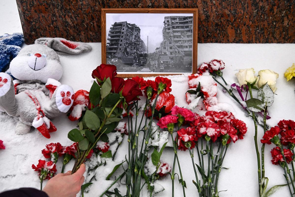 Ciudadanos rusos desafían al Kremlin con flores y peluches en memoria de los 40 civiles ucranianos muertos en Dnipro