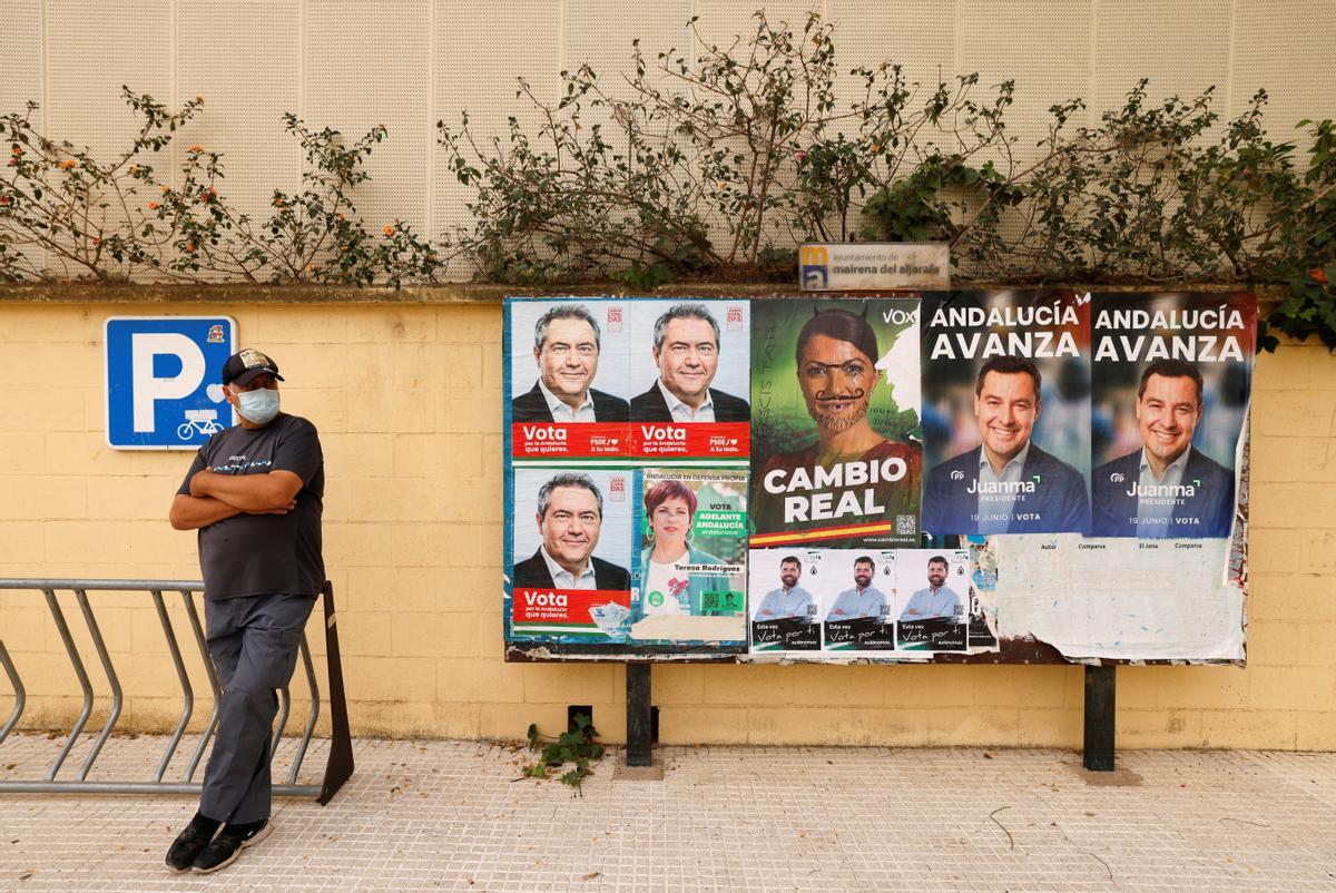 Un hombre frente a unos carteles electorales de las elecciones en Andalucía, en Mairena de Aljarafe, Sevilla. 