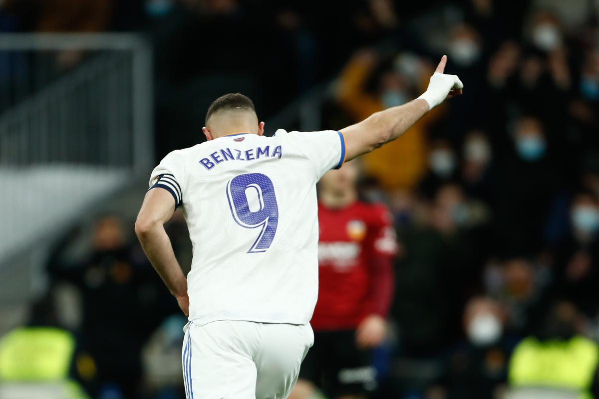 Karim Benzema celebra uno de los dos goles que le marcó al Valencia, este sábado.