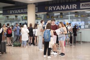 Aspecto de la Terminal 2 del aeropuerto de El Prat-Barcelona durante la huelga de tripulantes de cabina de Ryanair. EFE/Marta Pérez