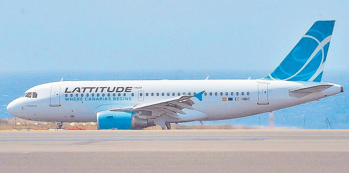 El avión de Canarian Airways, aún con la enseña ‘Lattitude Hub’, durante un aterrizaje.