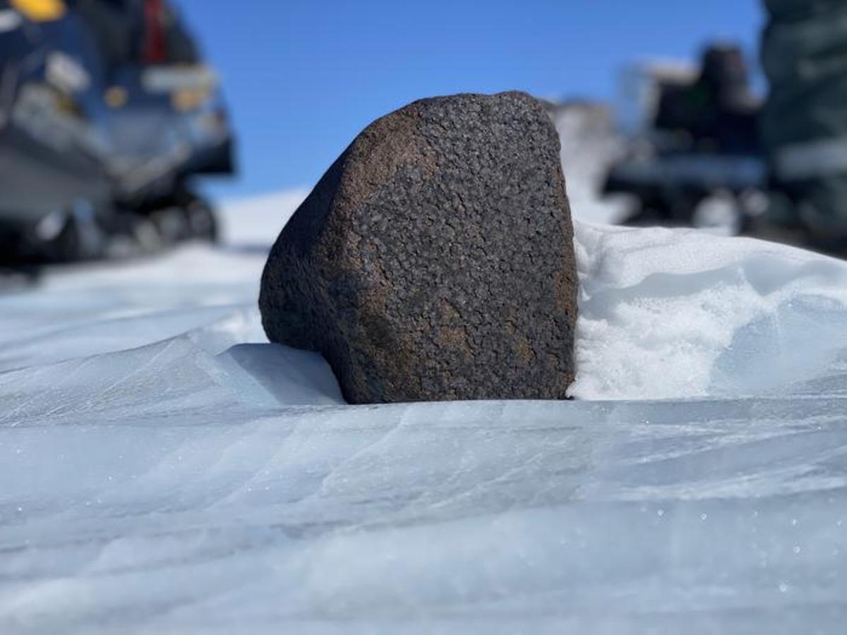 Descubren en la Antártida un meteorito de casi ocho kilos