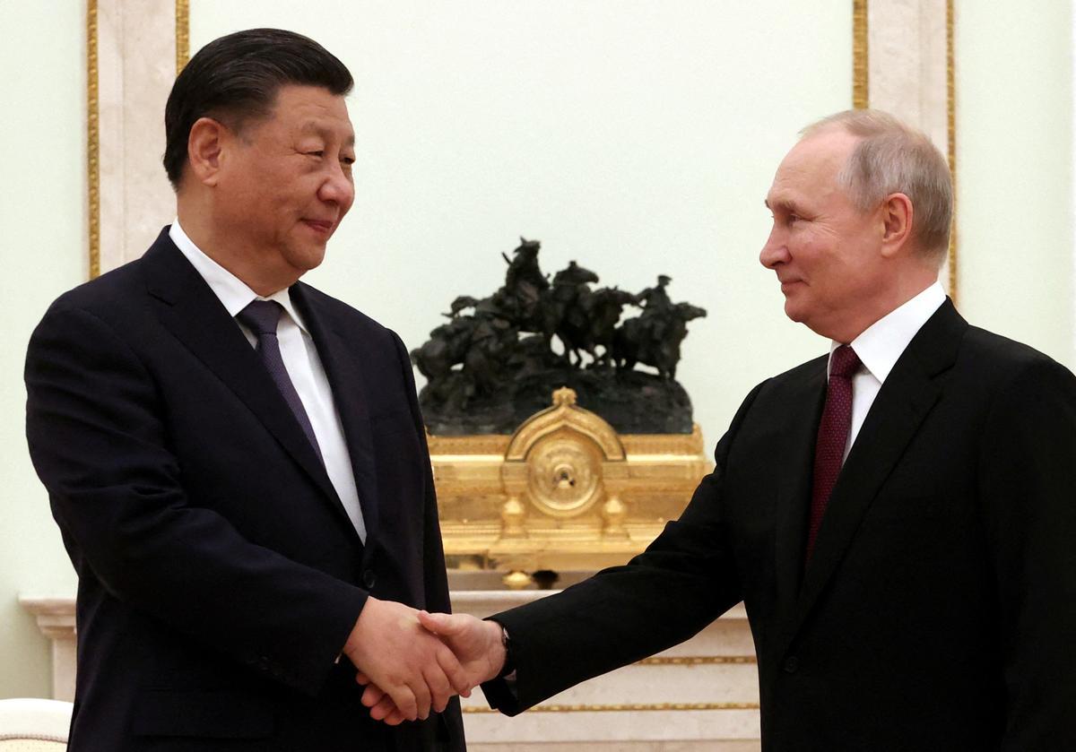El presidente chino, Xi Jinping, saluda al presidente ruso, Vladimir Putin, en Moscú.