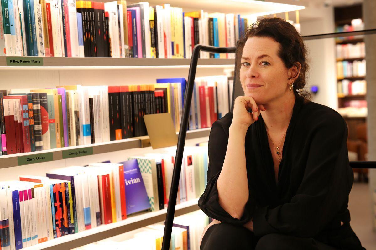 La autora sueca Liv Strömquist, en la librería Finestres de Barcelona, este lunes.