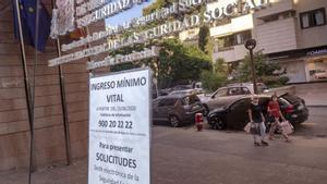 Un cartel sobre cómo solicitar el Ingreso Mínimo Vital en la delegación de la Seguridad Social en Palma de Mallorca