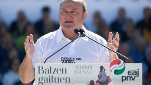 El presidente del EBB de EAJ-PNV, Andoni Ortuzar, interviene durante la celebración del Alderdi Eguna