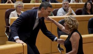 Pedro Sánchez, en el debate de este martes en el Senado, saluda a la ex presidenta andaluza, Susana Díaz. 