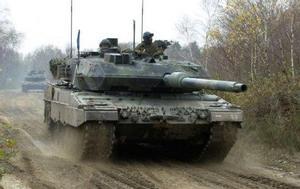 7 de junio de 2022.- Tanque Leopard 2 del ejército alemán en Lituania, detrás de unos soldados que participan en los ejercicios de la OTAN en el país báltico.