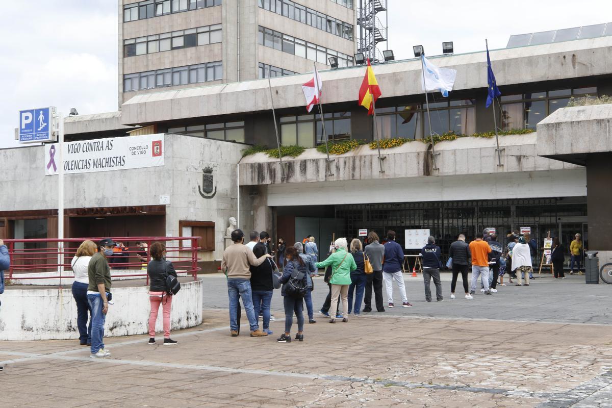 Un grupo de personas esperan para solicitar el Ingreso Mínimo Vital en Vigo.
