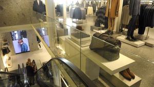 Uniqlo, el 'Zara japonés', abre su tienda más grande en Gran Vía de Madrid | El Periódico España