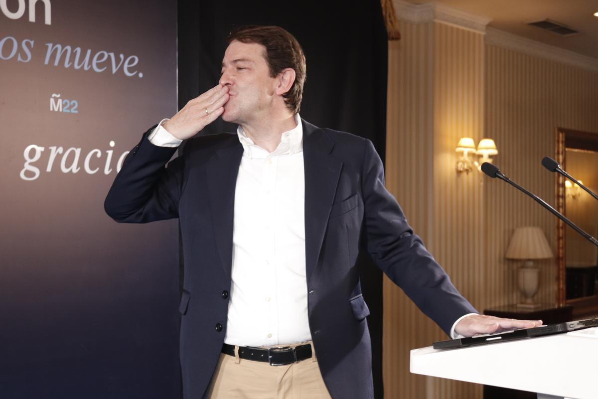 El candidato por el PP en 13-F, Alfonso Fernández Mañueco, lanza un beso al público tras los comicios en Castilla y León.